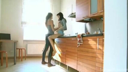 Фетиш развлечения двух молоденьких брюнеток на кухне