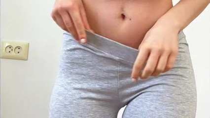 Подруга спустила леггинсы и уселась узкой киской на мой член