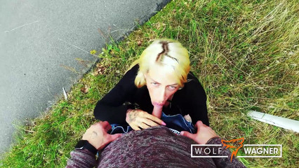 Отсосала парню в городском парке, пока никто не видел